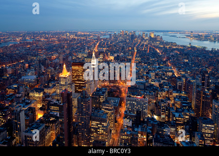 Erhöhten Blick auf Midtown Manhattan in der Dämmerung, New York City, New York, USA Stockfoto