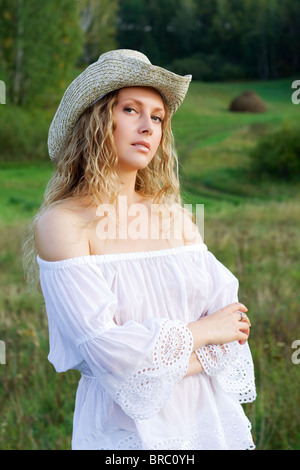 Schöne Frau zu Fuß in ein Feld. Stockfoto