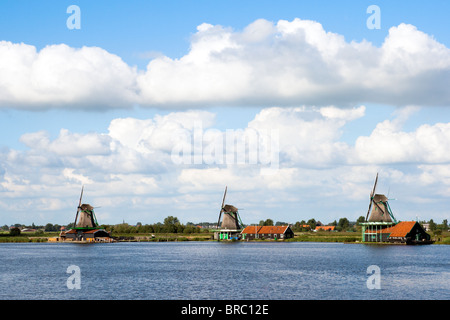 Gut erhaltene historische Windmühlen und Häuser auf der Zaanse Schans in Holland Stockfoto