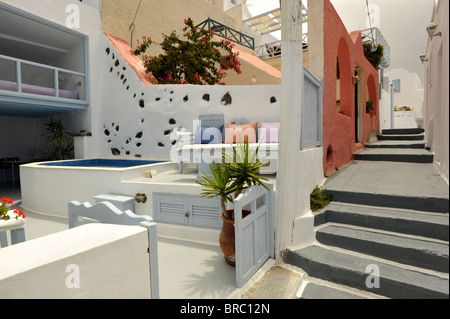 Hausfassaden und Innenhöfen auf der griechischen Insel Santorini Stockfoto