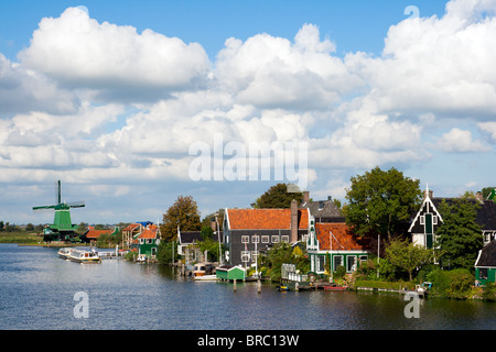 Gut erhaltene historische Windmühlen und Häuser auf der Zaanse Schans in Holland Stockfoto