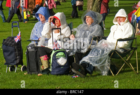 Zwischen Regengüssen, wartet auf den Start der BBC Proms im Park, Buile Hill Park, Salford, Greater Manchester, England, UK Stockfoto