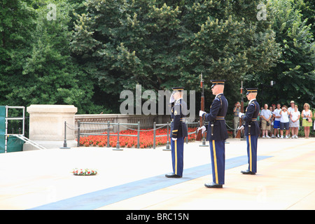 Wechsel der Wache, Grab des unbekannten Soldaten, Arlington Staatsangehörig-Kirchhof, Arlington, Virginia, USA Stockfoto