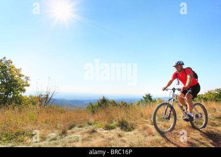 Mountainbiker am Fahnenmast Peak in der Nähe von rötlichen Knopf im George Washington National Forest in der Nähe von Dayton, Virginia, USA Stockfoto