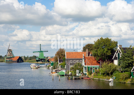 Gut erhaltene historische Windmühlen und Häuser auf der Zaanse Schans in Holland Stockfoto