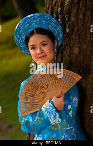 Braut gekleidet in traditioneller Tracht posiert für die Kamera, Hue, Vietnam, Indochina Stockfoto