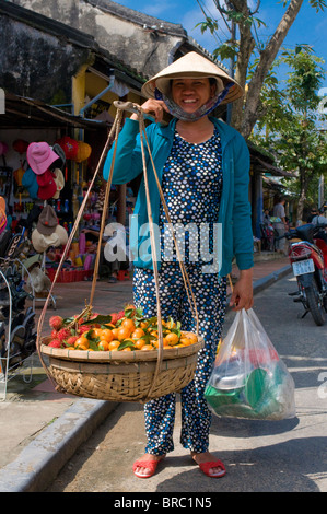 Frau-Anbieter tragen Lebensmittel auf den Markt, Hoi an, Vietnam, Indochina Stockfoto