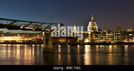 St-Paul-Kathedrale und die Millennium Bridge London Stockfoto