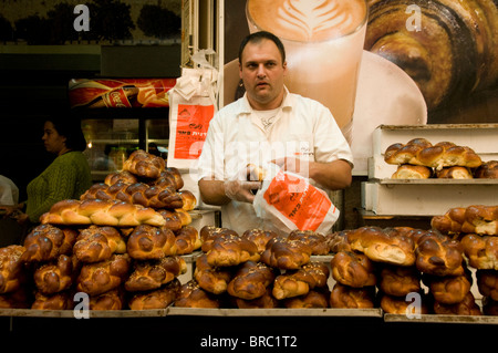 Standinhaber Verkauf Challah Brot, Mahane Yehuda Markt, Jerusalem, Israel Stockfoto