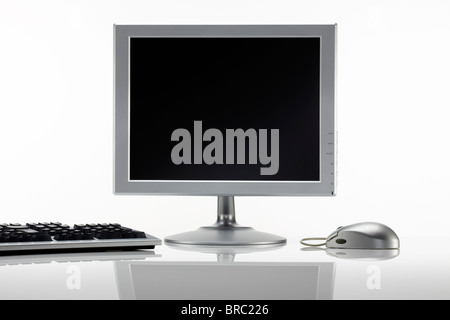 Silber LCD-Monitor mit Maus und Tastatur Stockfoto