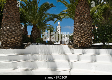 dh SAN BARTOLOME LANZAROTE Uhrturm weißes Gebäude und Dorf plaza Platz Palmen Palmen Palmen Stockfoto