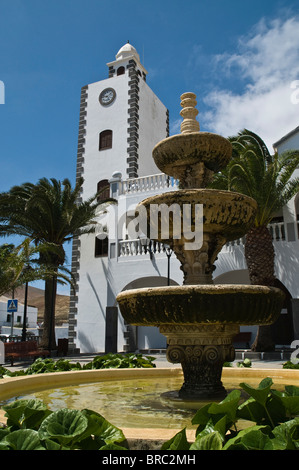 dh SAN BARTOLOME LANZAROTE Village plaza quadratischer Uhrenturm weiß Gebäude Stadtbrunnen Wasserspiel Stockfoto