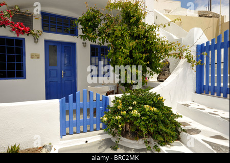 Hausfassaden und Innenhöfen auf der griechischen Insel Santorini Stockfoto