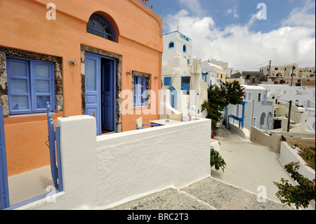 Hausfassaden und Innenhöfen auf der griechischen Insel Santorini Stockfoto