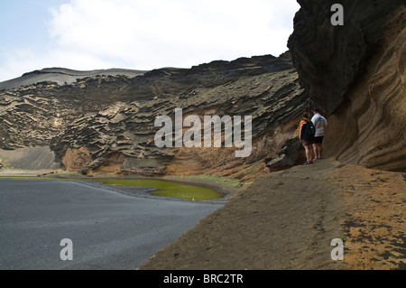 dh grüne Lagune EL GOLFO LANZAROTE Touristen grüne Lagune und vulkanischer Lava Felsen Stockfoto