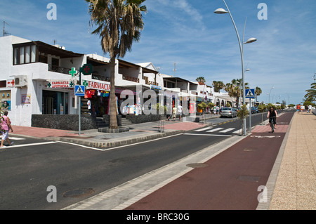 dh PUERTO DEL CARMEN LANZAROTE Tourist Radfahrer auf Laufrad Zyklus Weg Gehweg Radfahren Stockfoto