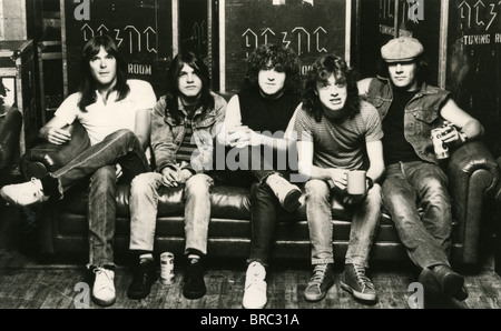 AC/DC Promo-Foto der australischen Rockgruppe. Siehe Beschreibung unten für Namen Stockfoto