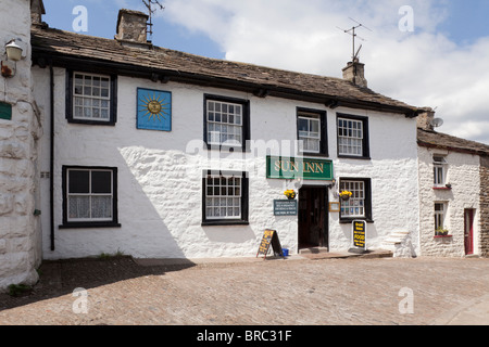 Das Sun Inn in der gepflasterten Main Street des Yorkshire Dales National Park Village in Dent, Dentdale, Cumbria UK Stockfoto