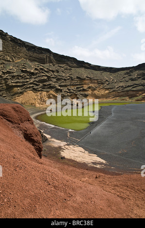 dh grüne Lagune EL GOLFO LANZAROTE grüne Lagune und vulkanischer Lava Felsen Stockfoto