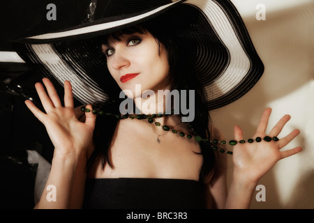 schöne junge Frau in einen breitkrempigen Hut Stockfoto