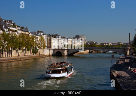 Bootsfahrt entlang der Seine. Stockfoto