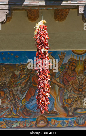 hängende Chili Ristas Santa Fe New Mexico Stockfoto