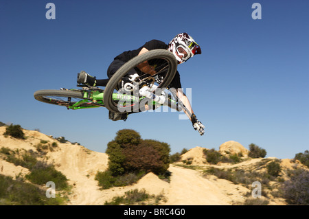 Freestyle Mountainbiker springen. Stockfoto