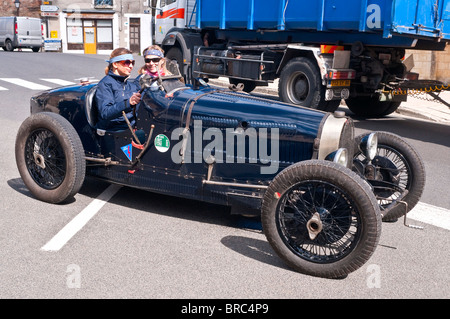 Alten Bugatti Type 35 Racer auf öffentlichen Straßen - Frankreich. Stockfoto