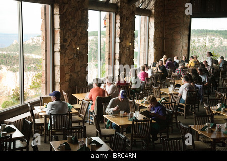 Touristen im Speisesaal mit Blick auf den Grand Canyon, Grand Canyon Lodge North Rim, Arizona, USA Stockfoto