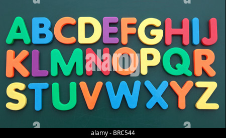 Das Alphabet in bunten fetten Buchstaben auf einer Tafel. Stockfoto