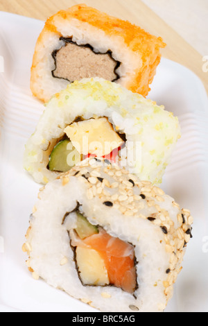 Gemischte Maki Sushi-Rollen auf einem weißen Teller. Selektiven Fokus. Stockfoto