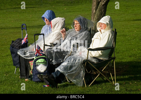 Zwischen Regengüssen, wartet auf den Start der BBC Proms im Park, Buile Hill Park, Salford, Greater Manchester, England, UK Stockfoto