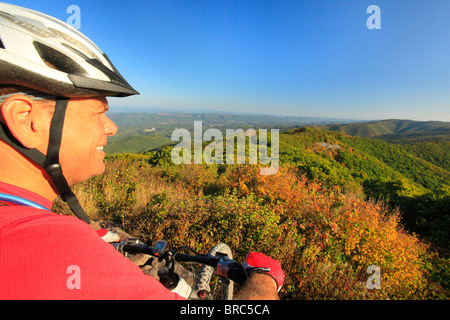 Mountainbiker auf rötlichen Knopf im George Washington National Forest in der Nähe von Dayton, Virginia, USA Stockfoto