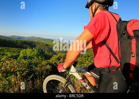 Mountainbiker auf rötlichen Knopf im George Washington National Forest in der Nähe von Dayton, Virginia, USA Stockfoto