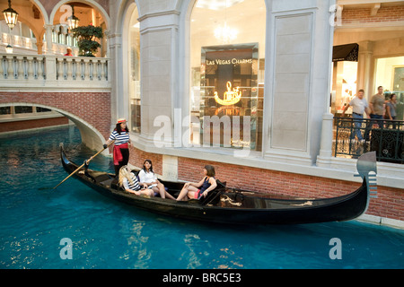 Menschen, die eine Fahrt mit einer Gondel, Venetian Hotel, Strip, Las Vegas USA Stockfoto