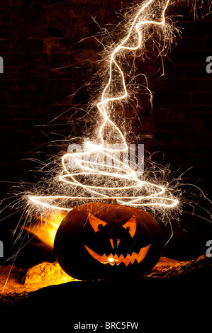 Halloween-Kürbis, Jack-o-Laterne, Feuer, Gesicht und Feuerwerk Stockfoto