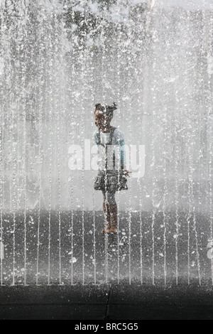 Kind in eine Box Brunnen Wasser kühl zu halten. Stockfoto