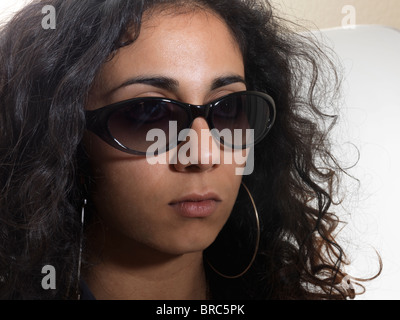 Asiatische Frau tragen Sonnenbrillen Stockfoto