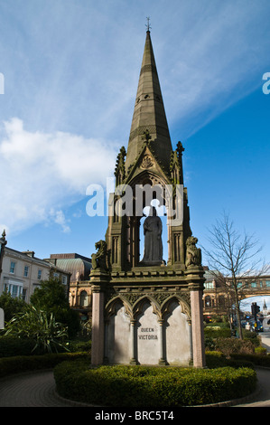 dh Queen Victoria Statue HARROGATE NORTH YORKSHIRE Victoria Gardens Statue erinnert an die Golden Jubilee Statuen der Königin Stockfoto