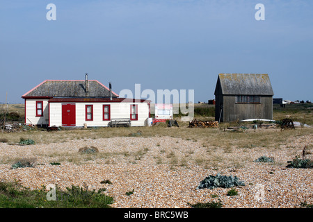 EIN KLEINES GEHÖFT AM WILD OPEN STRAND VON DUNGENESS IN DER GRAFSCHAFT KENT. VEREINIGTES KÖNIGREICH. Stockfoto