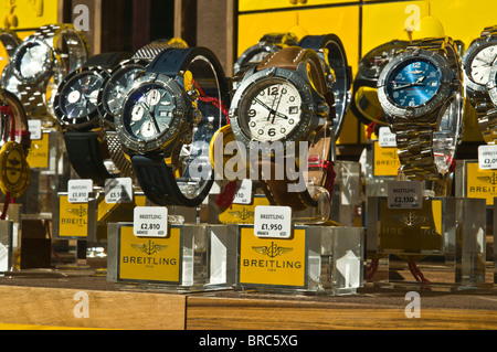 dh Uhr Shop SHOPS UK Breitling Uhren im Schaufenster Nahaufnahme des Einkaufsbummel anzeigen Stockfoto