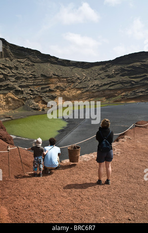 dh grüne Lagune EL GOLFO LANZAROTE Tourist Familie mit Blick auf grüne Lagune und vulkanischer Lava Felsen Stockfoto