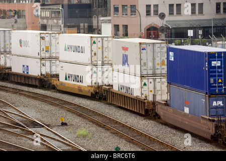 Container Eisenbahngüterwagen im Canadian Pacific Rail Yard in der Innenstadt von Vancouver BC Kanada Stockfoto