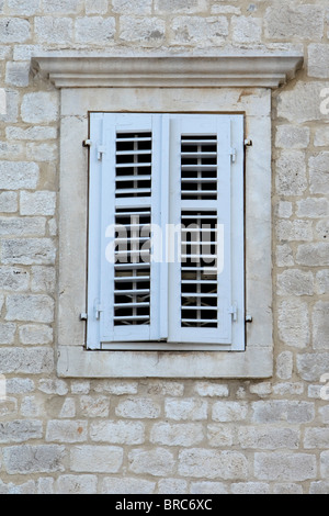 Eine hölzerne Fensterläden Fenster Stockfoto