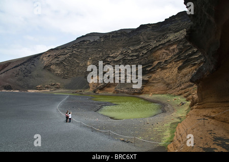 dh grüne Lagune EL GOLFO LANZAROTE Touristen grüne Lagune und vulkanischer Lava Felsen Stockfoto