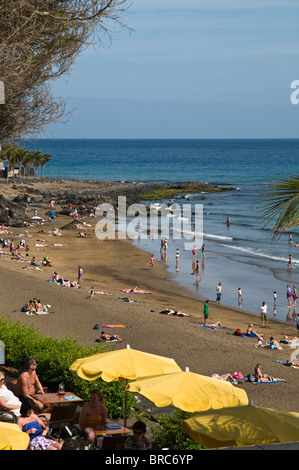 dh Strand PUERTO DEL CARMEN LANZAROTE Touristen sitzen eine Café-Tisch mit Blick auf Strand Stockfoto