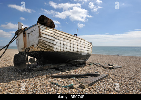 Gestrandeten Fischerboot bei Dunwich, Suffolk, England Stockfoto