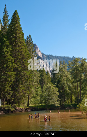 Touristen Schwimmen im Merced River, Yosemite-Nationalpark, Kalifornien, USA Stockfoto