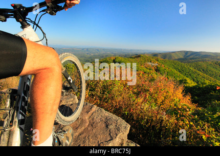 Mountainbiker auf rötlichen Knopf im George Washington National Forest in der Nähe von Dayton, Virginia, USA Stockfoto