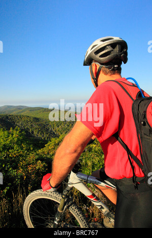 Mountainbiker auf rötlichen Knopf im George Washington National Forest in der Nähe von Dayton, Virginia, USA Stockfoto